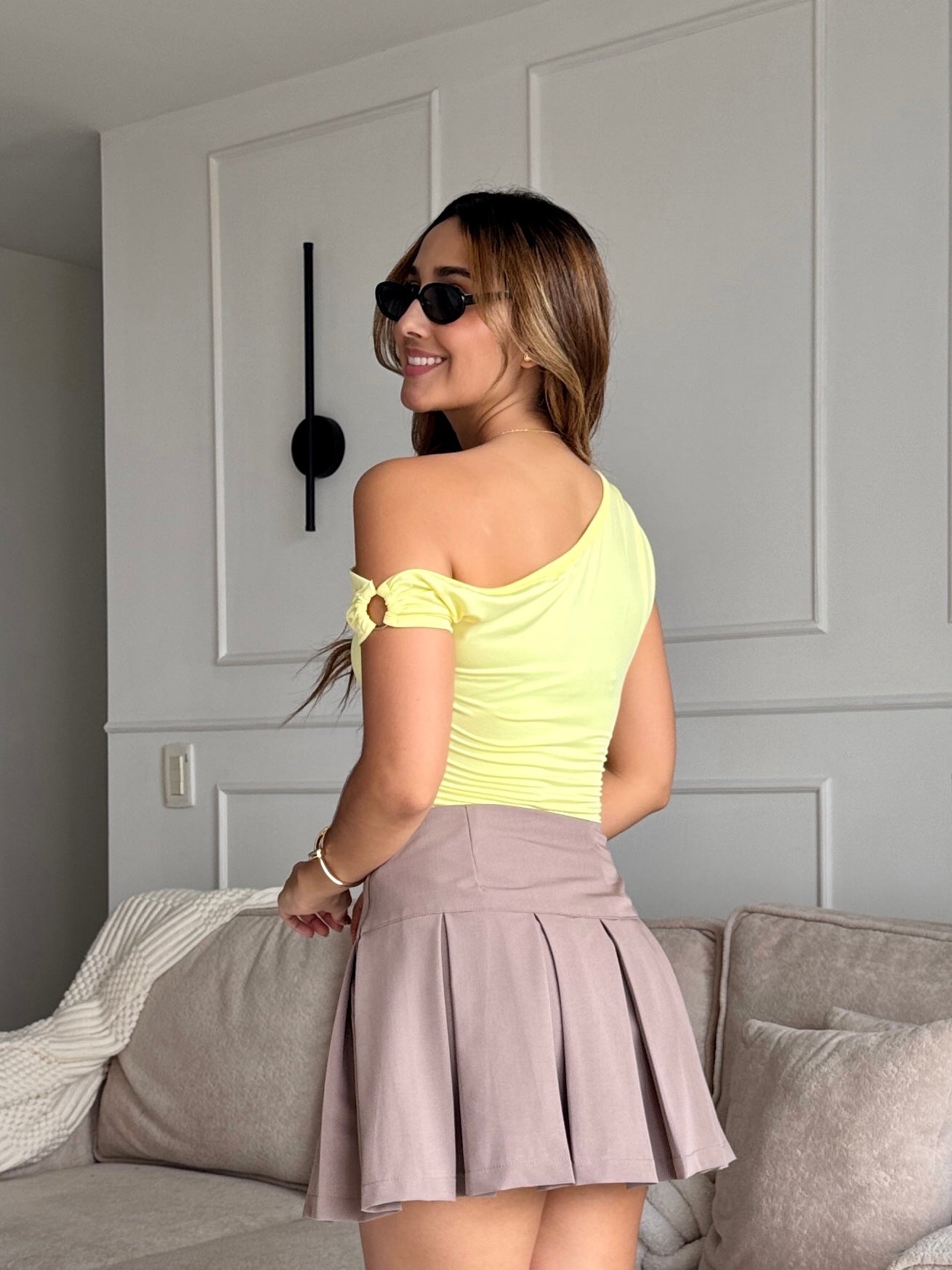 Blusa cuello bandeja con hebilla en brazo color amarillo pastel