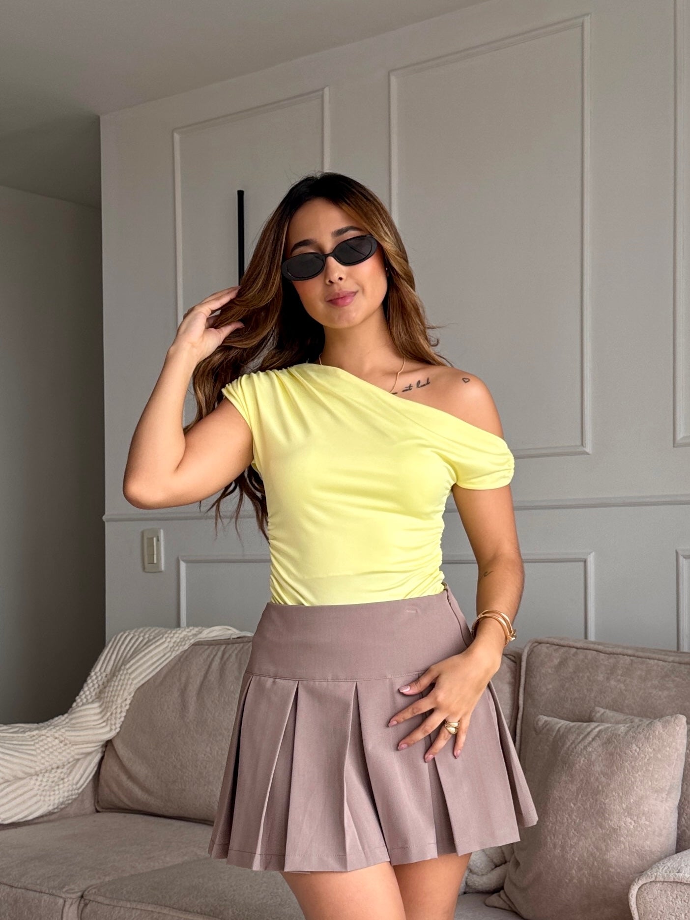 Blusa cuello bandeja con hebilla en brazo color amarillo pastel
