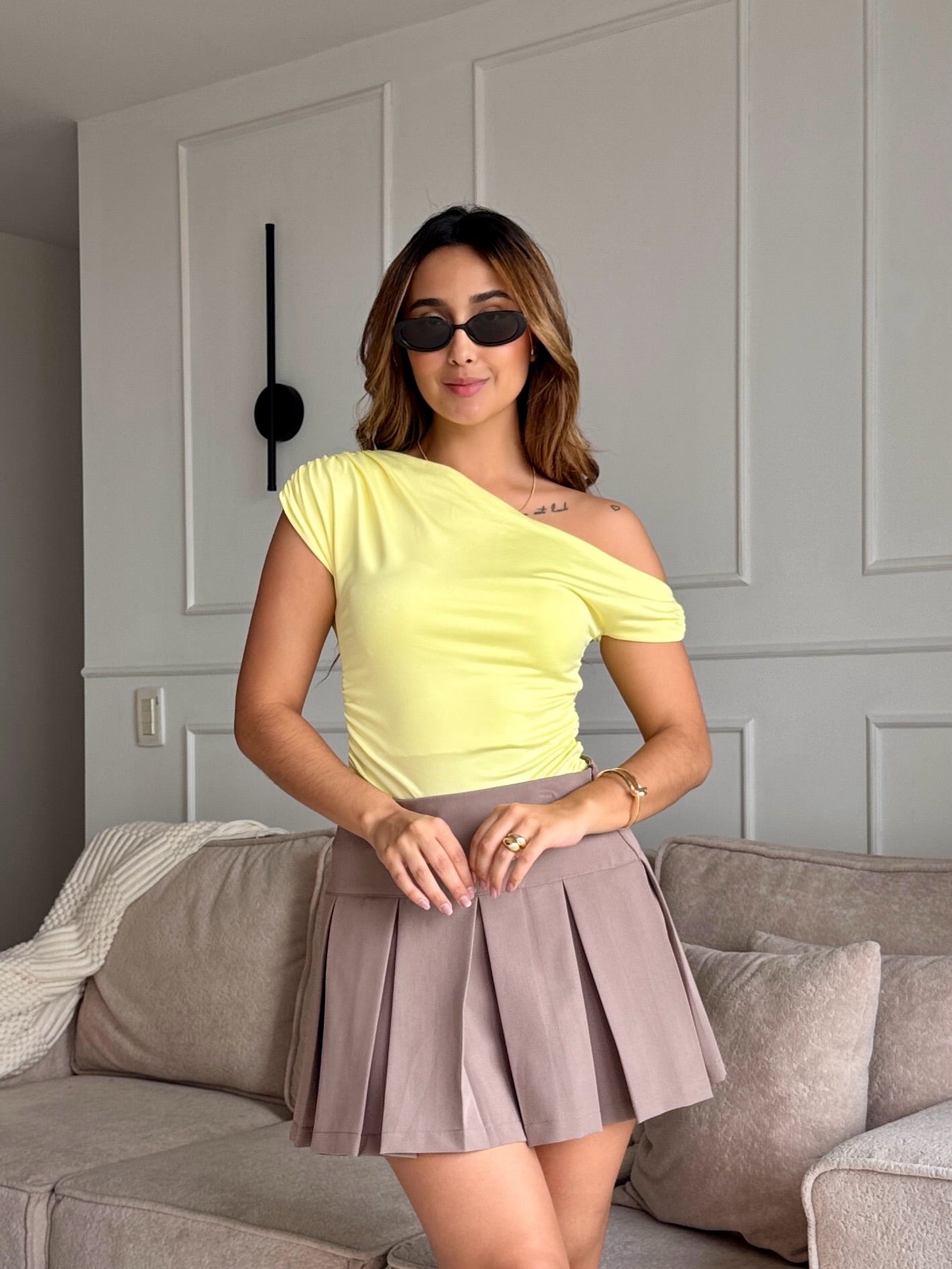 Blusa cuello bandeja con hebilla en brazo color amarillo pastel