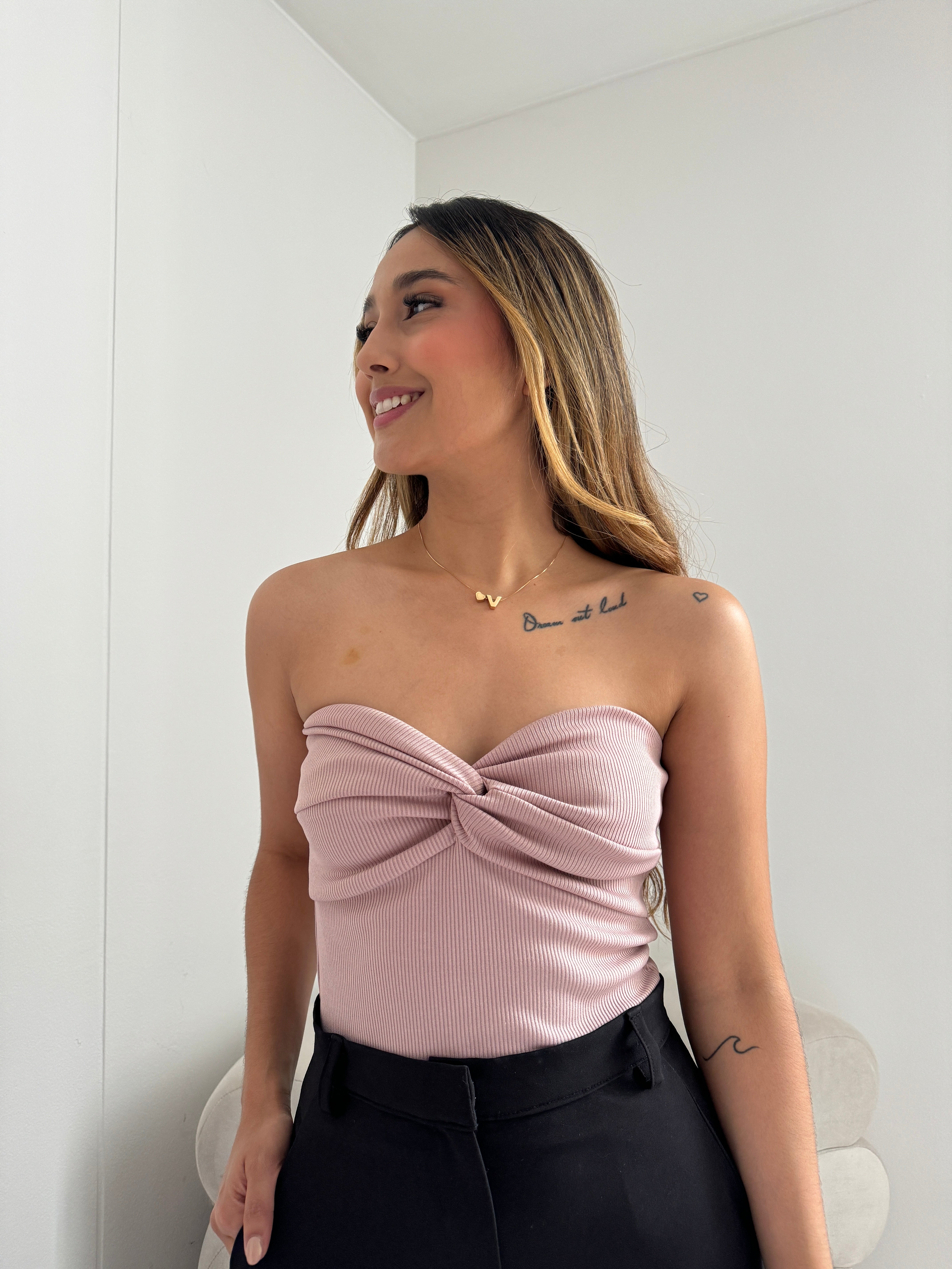 Top strapless con diseño en busto color rosado