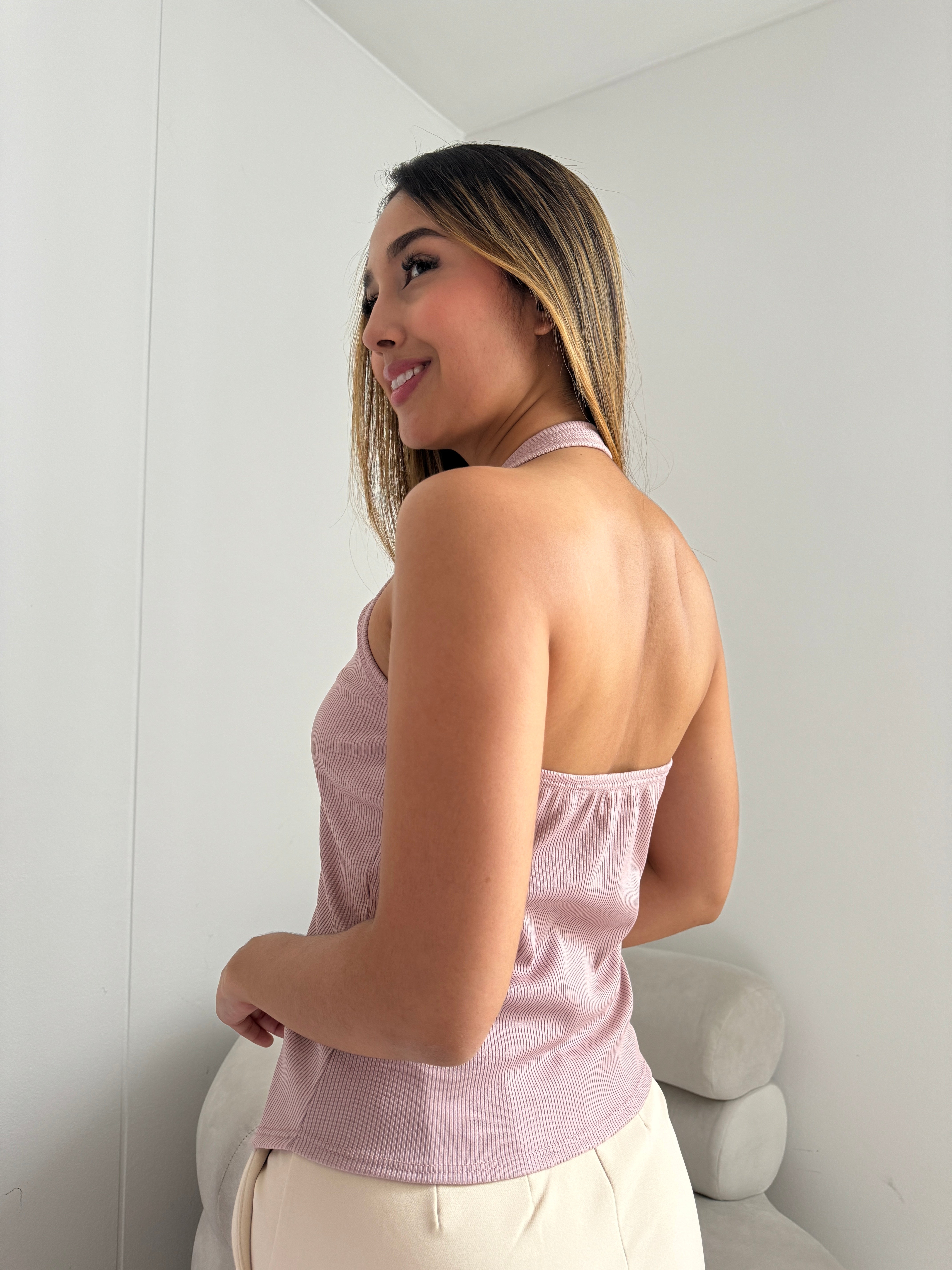 Top halter con rosa en busto color Rosado