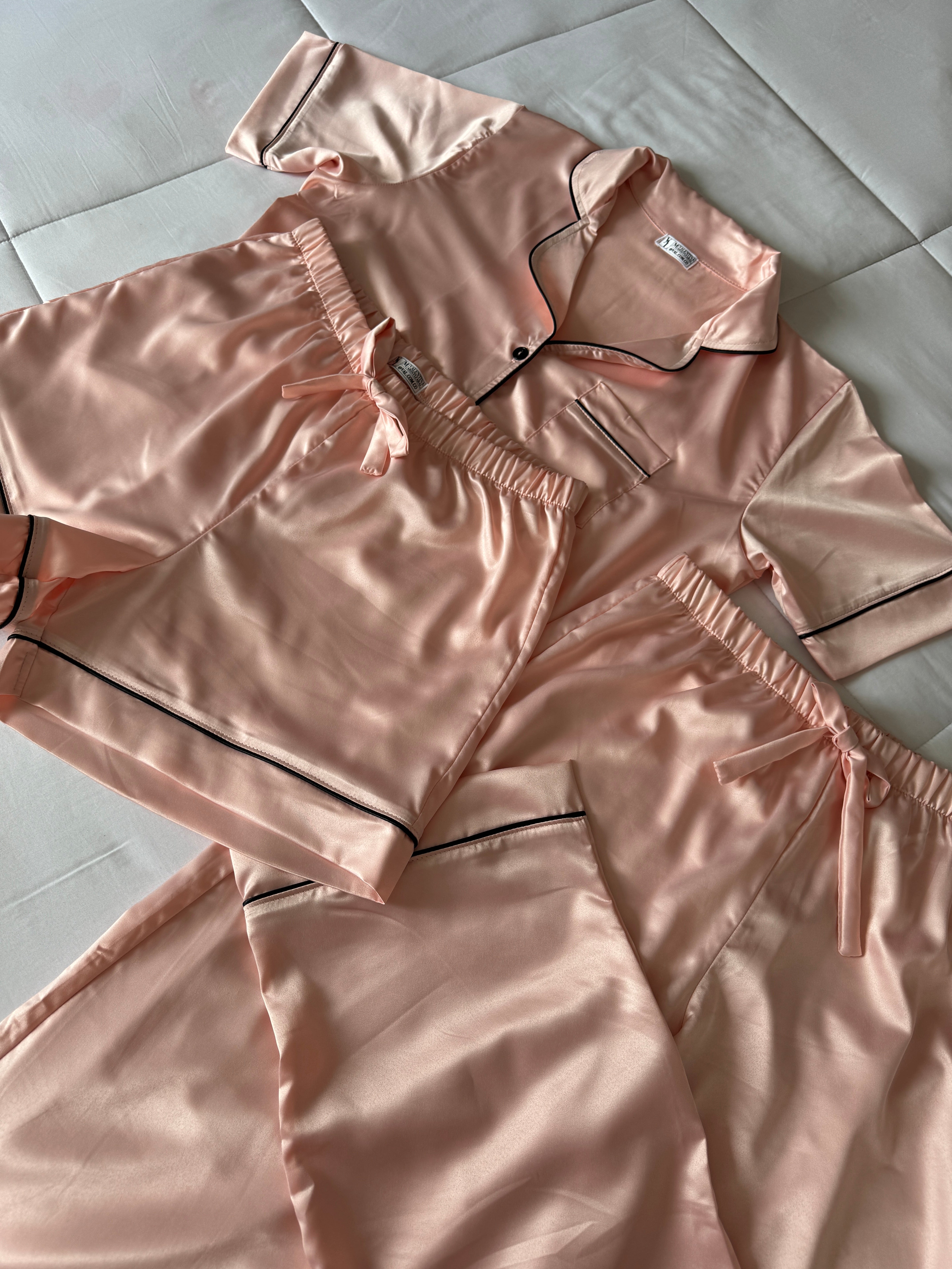 Set de 3 piezas: camisa manga corta, short y pantalon en satin premium Rosado