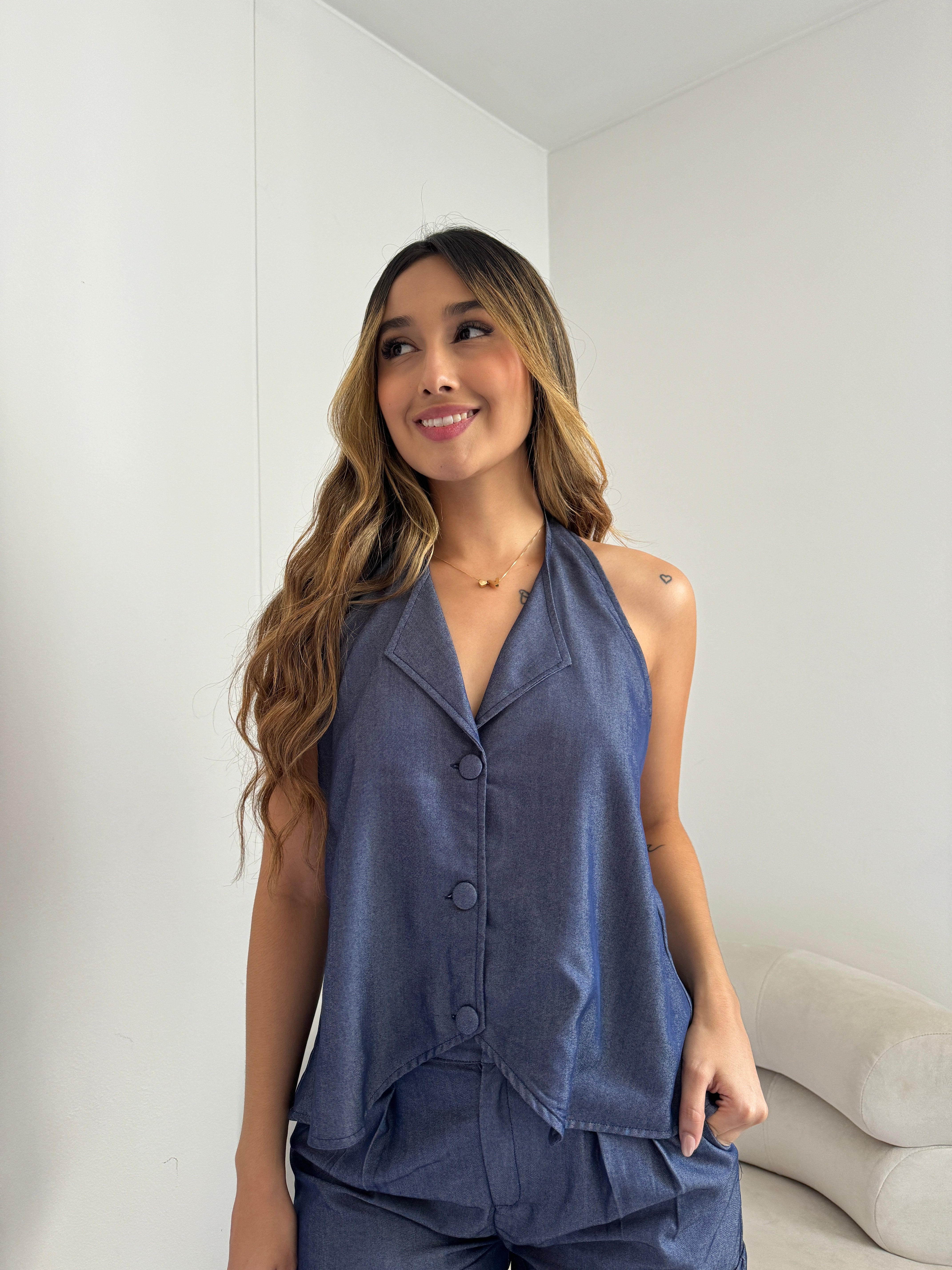 Set camisa ancha espalda libre y short con prenses en Azul oscuro