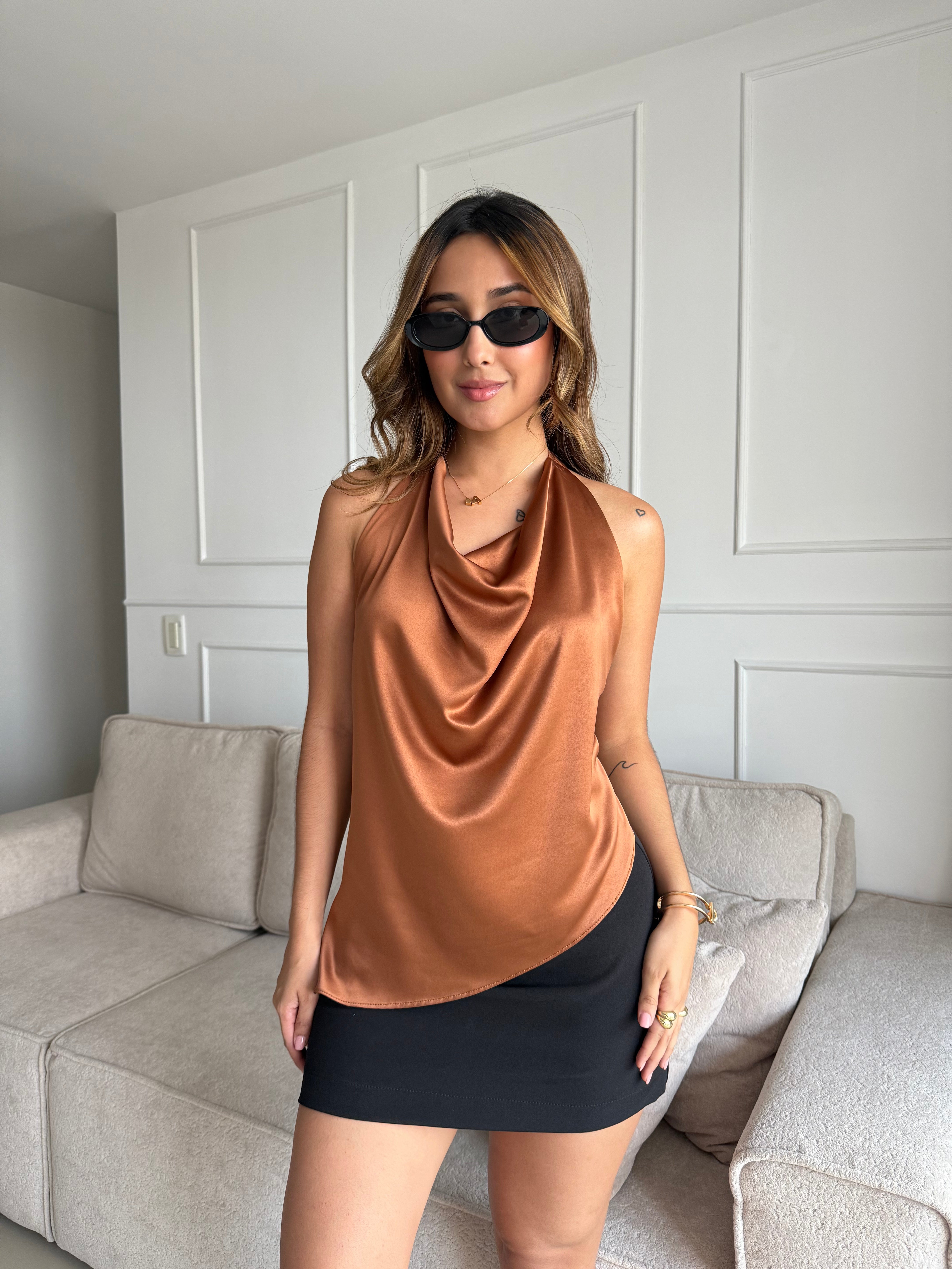 Blusa halter escote babero color mocca