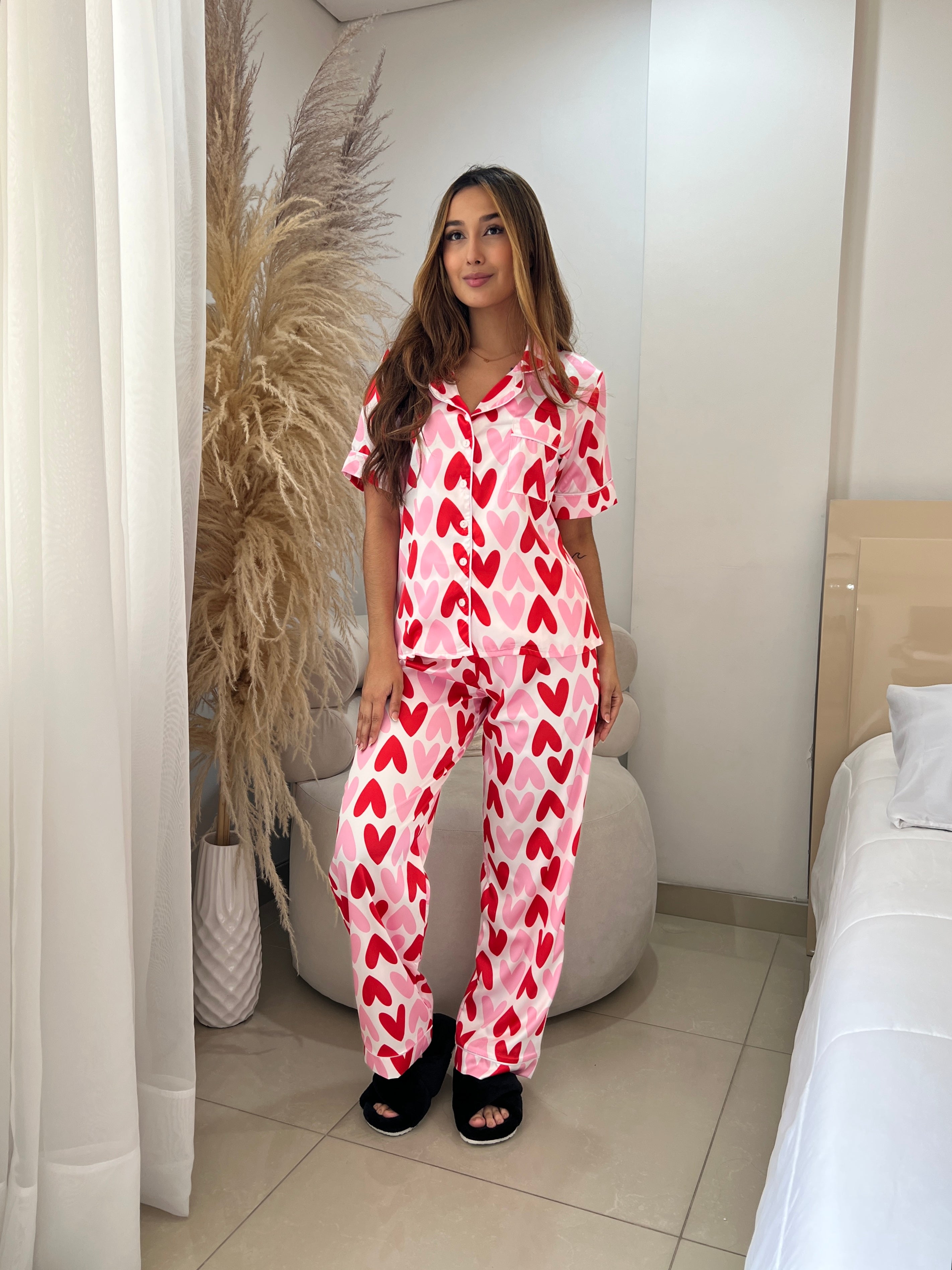 Short sleeve pajamas and pants printed with pink hearts