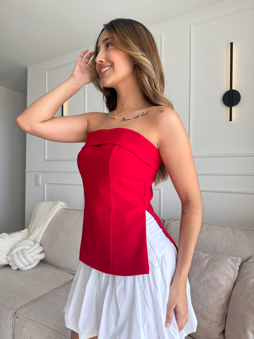 Camisa strapless con solapa y abertura color rojo