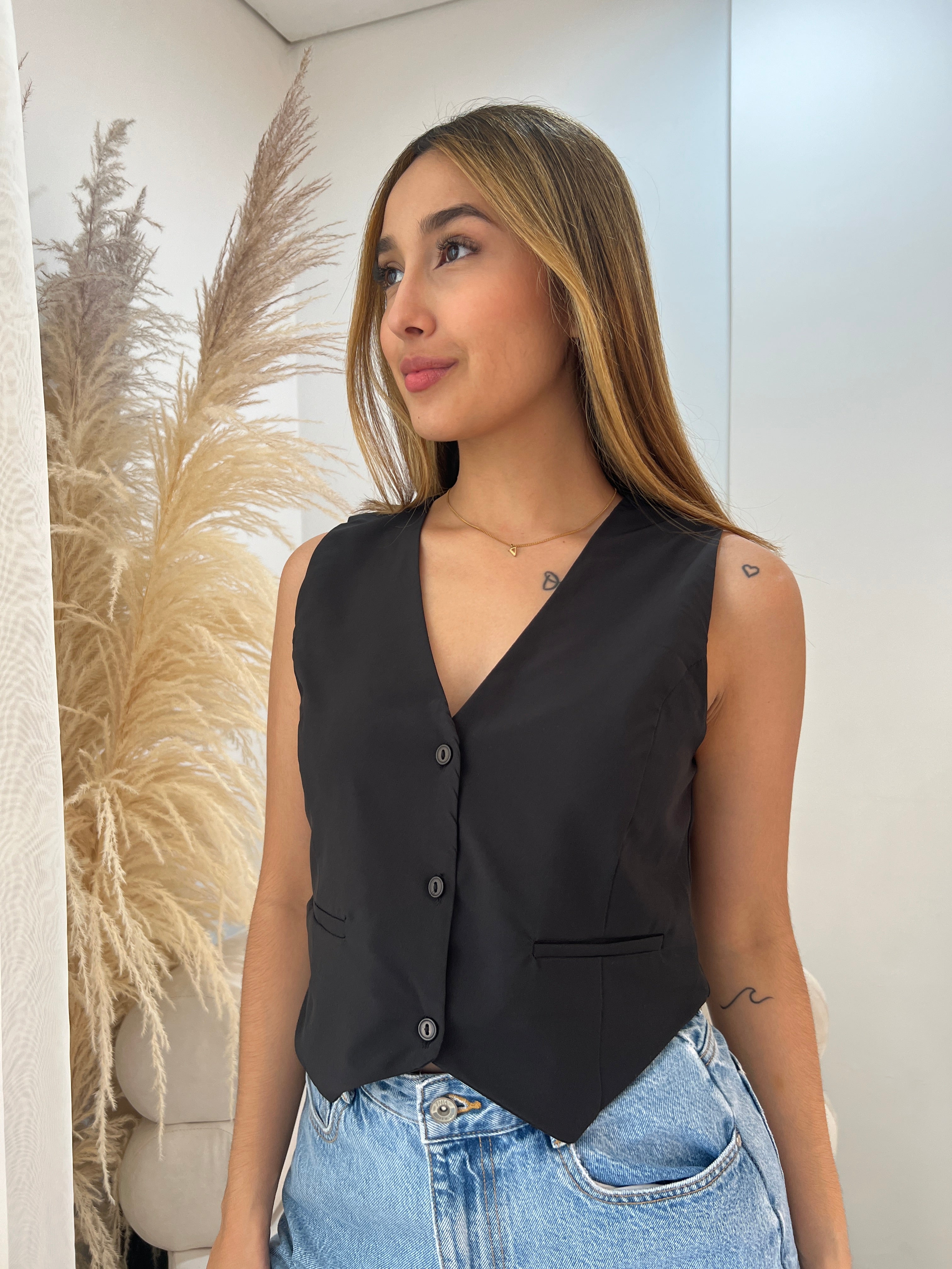 Vest en tejido liviano color Negro