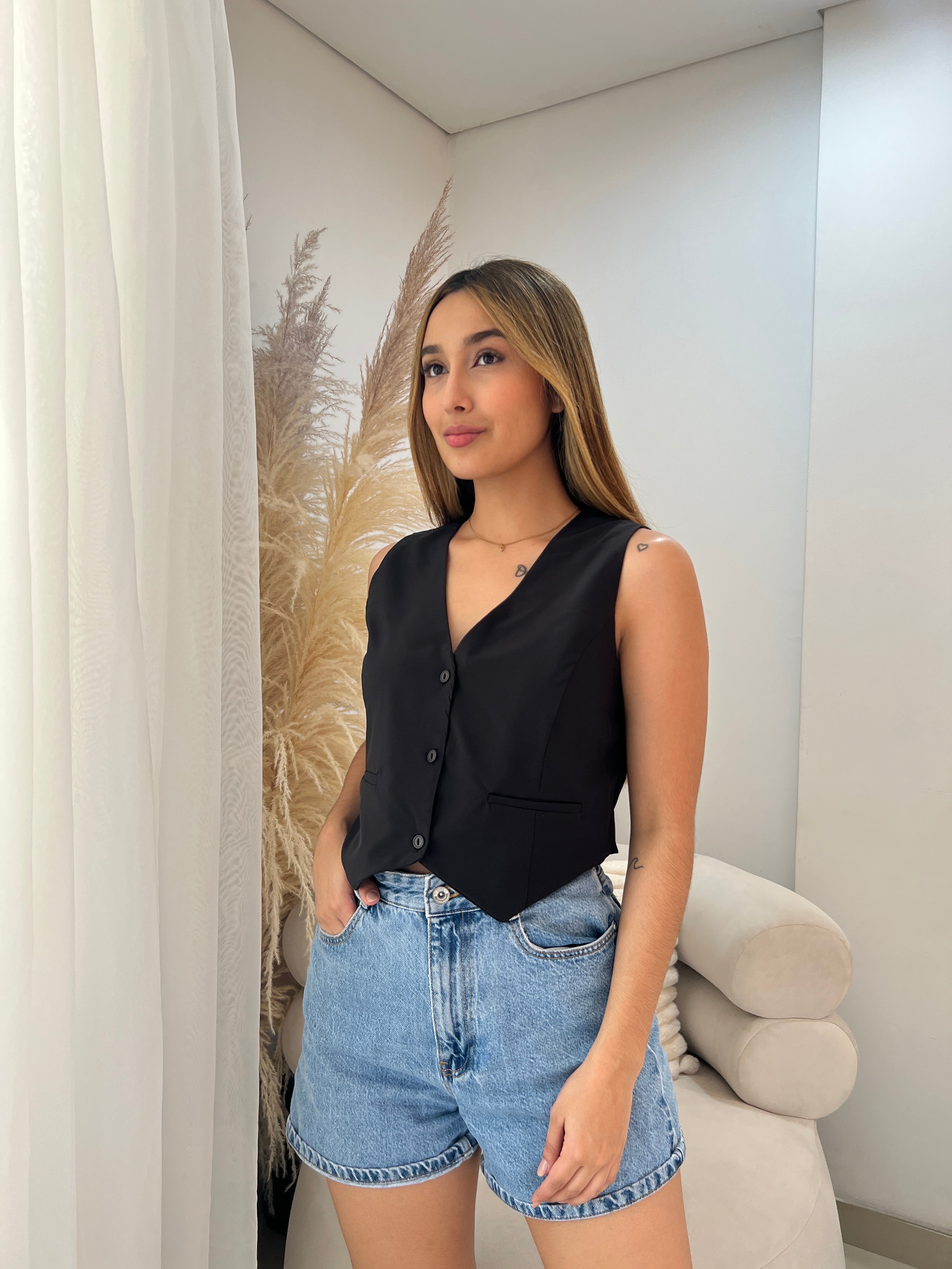 Vest en tejido liviano color Negro