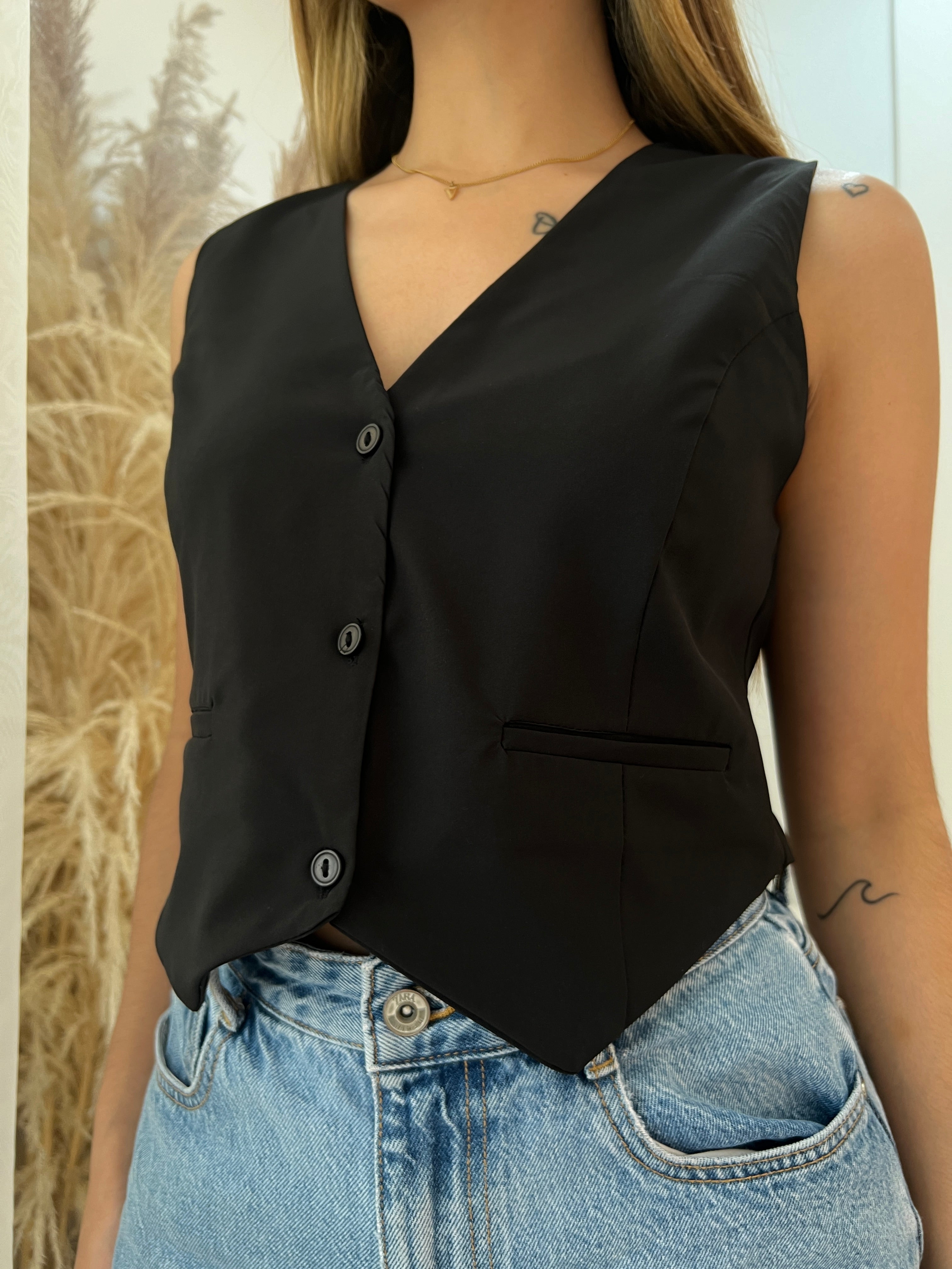Vest en tejido liviano color Negro