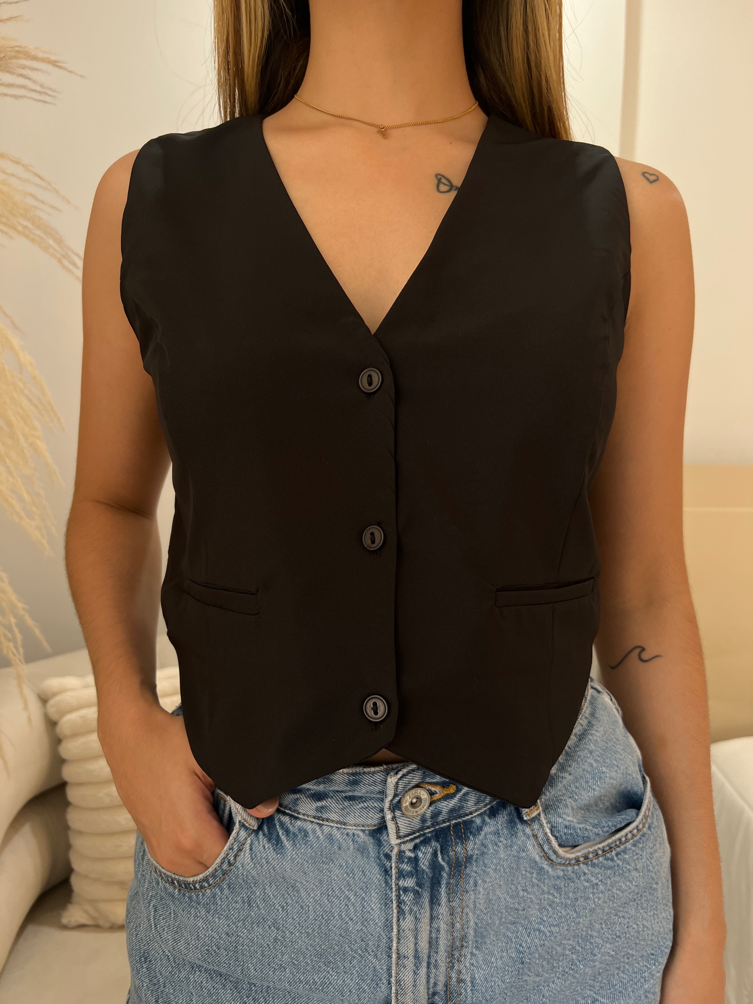 Vest en tejido liviano color Negro