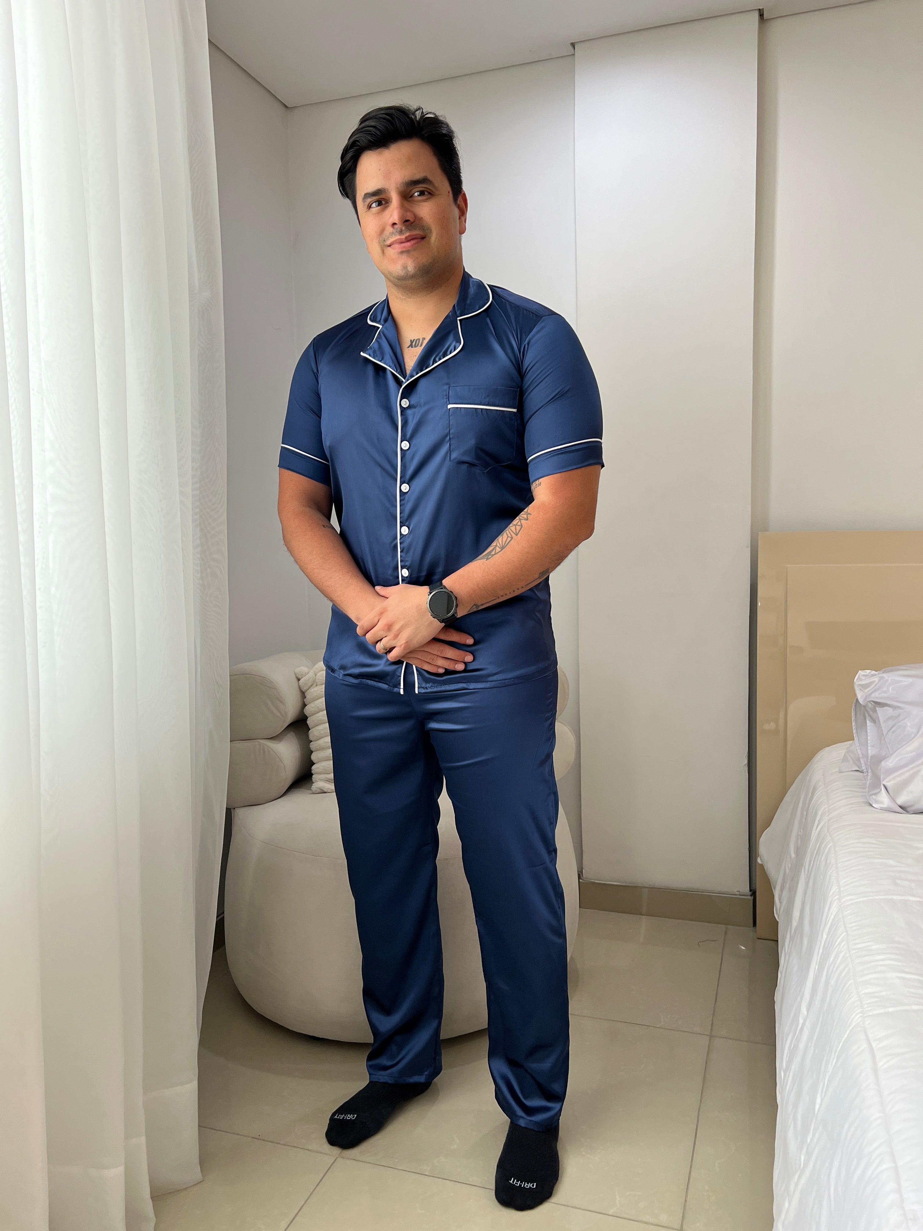 Men's short sleeve pajamas and blue satin pants