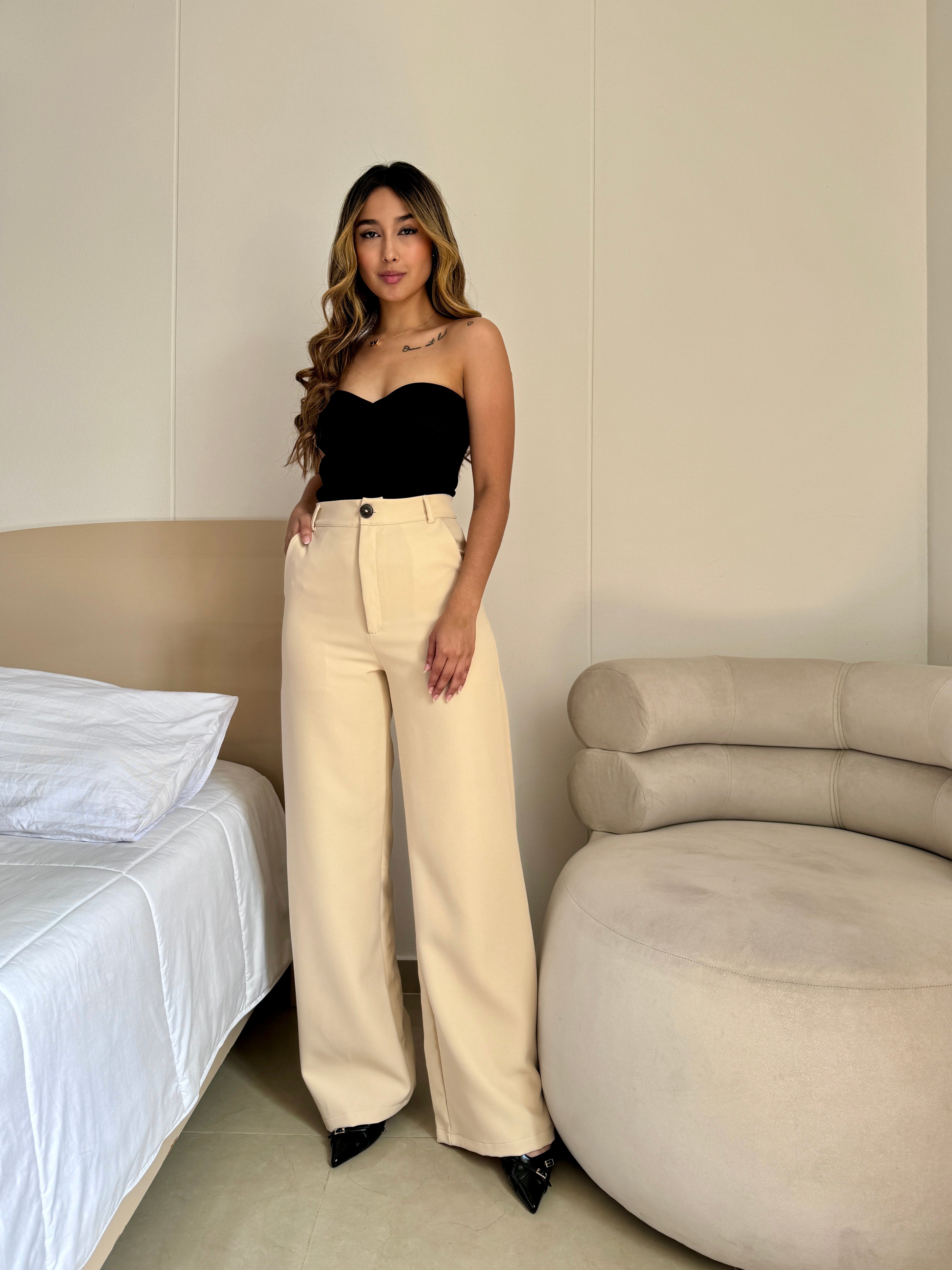 Pantalon con bolsillos en color Beige claro