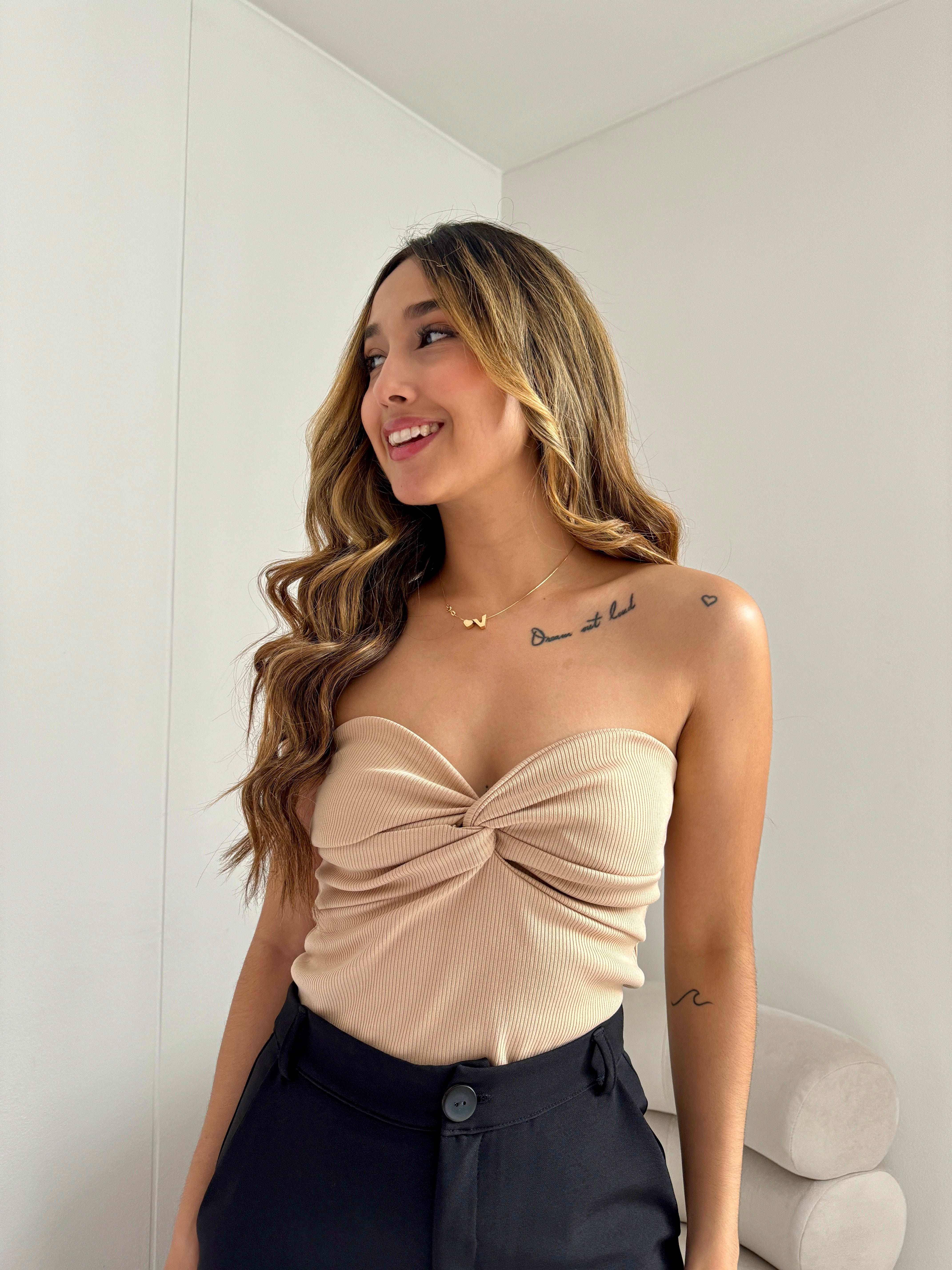 Top strapless con diseño en busto color Beige