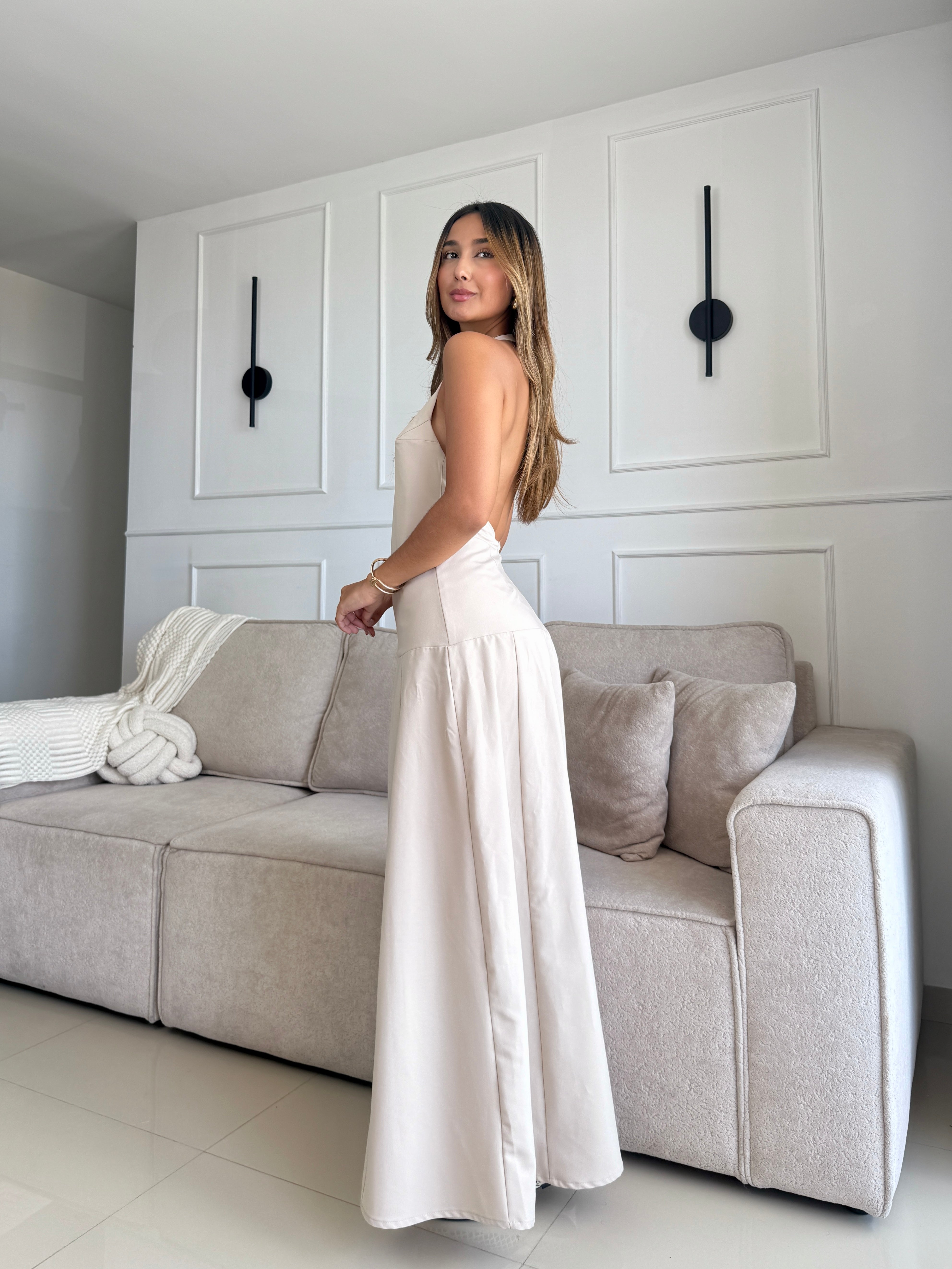 Vestido largo escote en espalda color beige