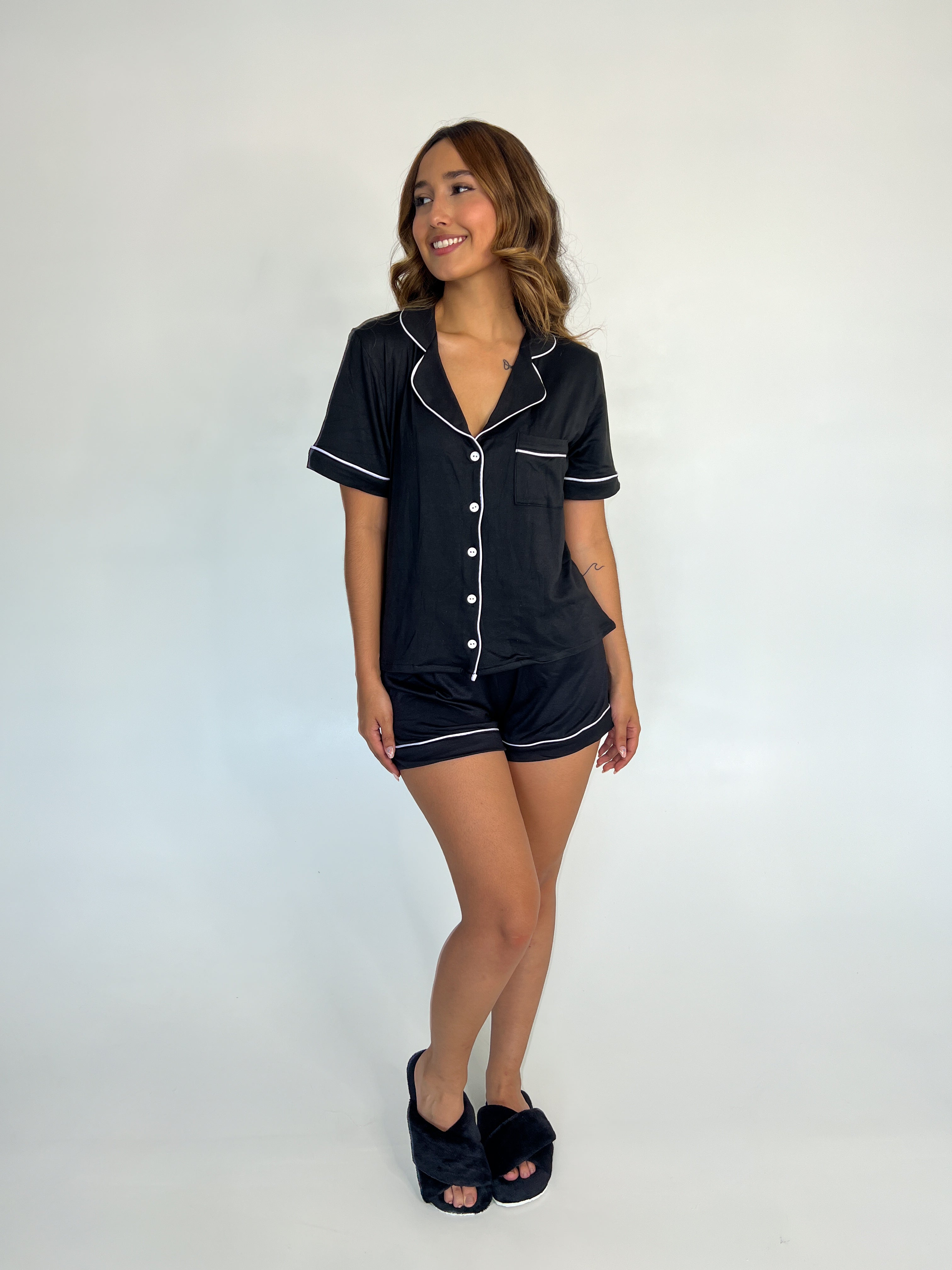 Short and short sleeve pajamas in soft black and white cotton